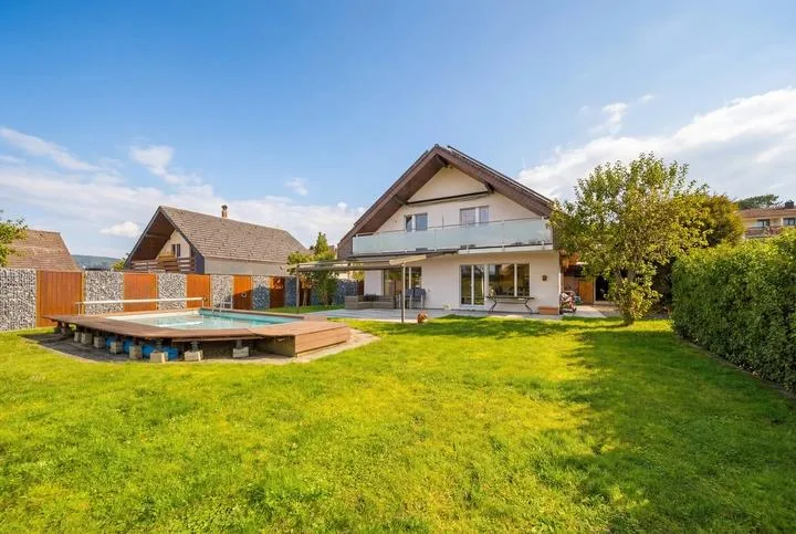 FREISTEHENDES 5.5 ZIMMER EINFAMILIENHAUS MIT POOL - WATT ELSE?