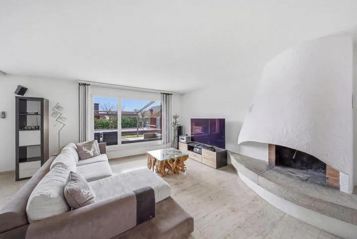 FREISTEHENDES 5.5 ZIMMER EINFAMILIENHAUS MIT POOL - WATT ELSE?
