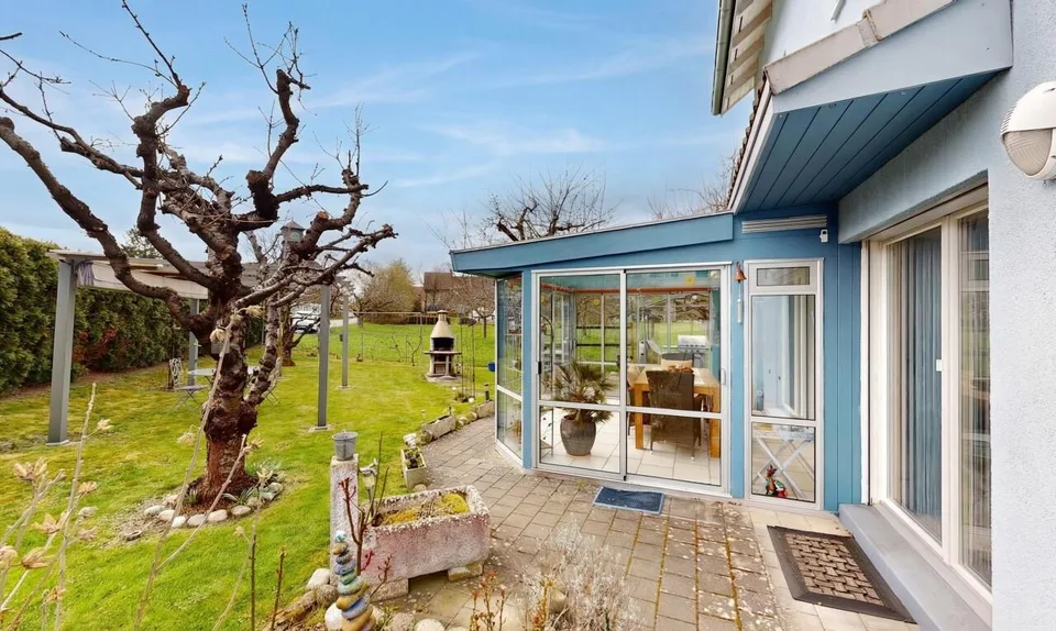 Casa unifamiliare con giardino soleggiato e giardino d'inverno