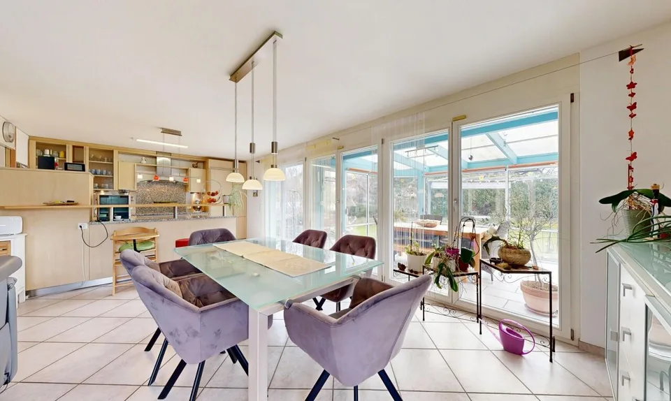 Casa unifamiliare con giardino soleggiato e giardino d'inverno