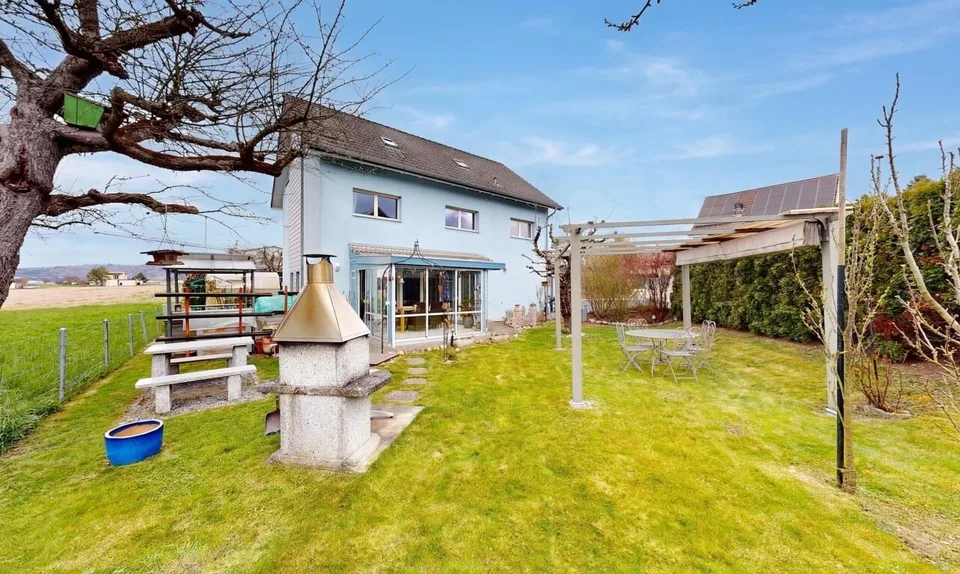 Freistehendes Einfamilienhaus mit sonnigem Garten und Wintergarten