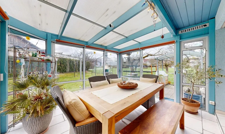 Casa unifamiliare con giardino soleggiato e giardino d'inverno