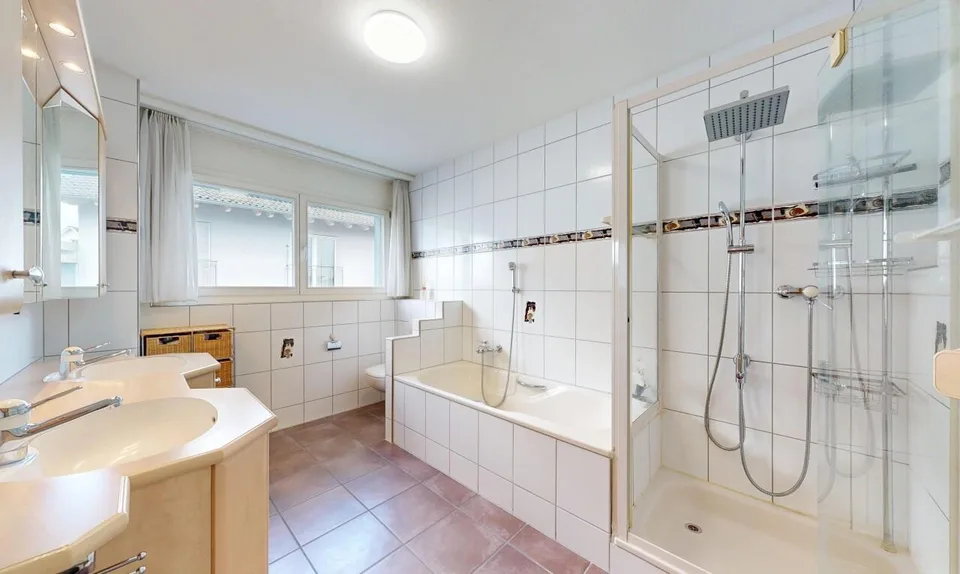 Freistehendes Einfamilienhaus mit sonnigem Garten und Wintergarten – Foto 9 von 18