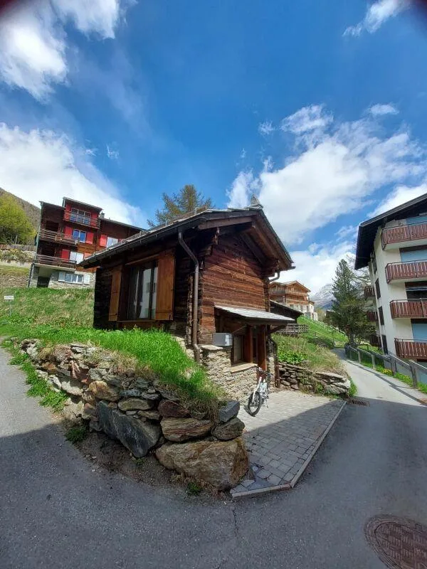 Gioiello appena ristrutturato nella soleggiata Wildi a Saas-Fee. Residenza principale = residenza e sede fiscale Saas-Fee. Riservato.
