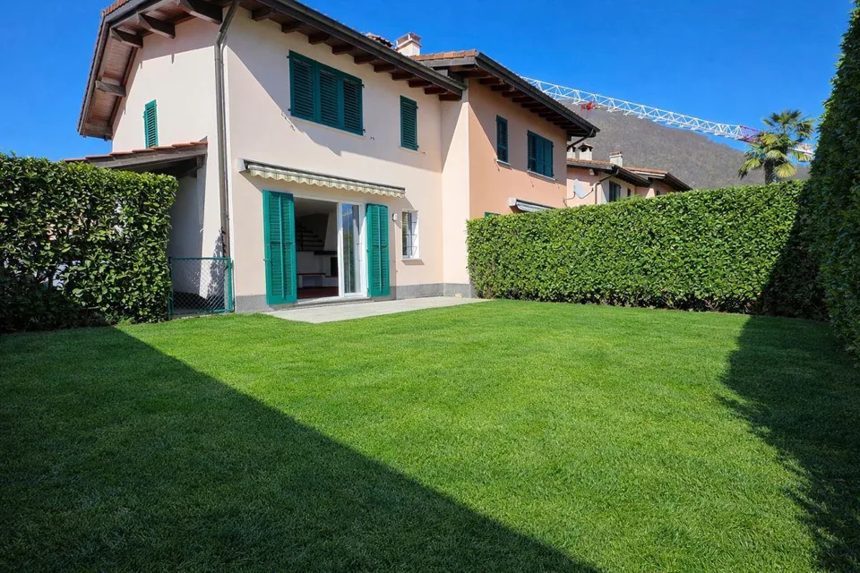 Villetta a schiera d’angolo con giardino – Losone | Eck-Reihenhaus ...
