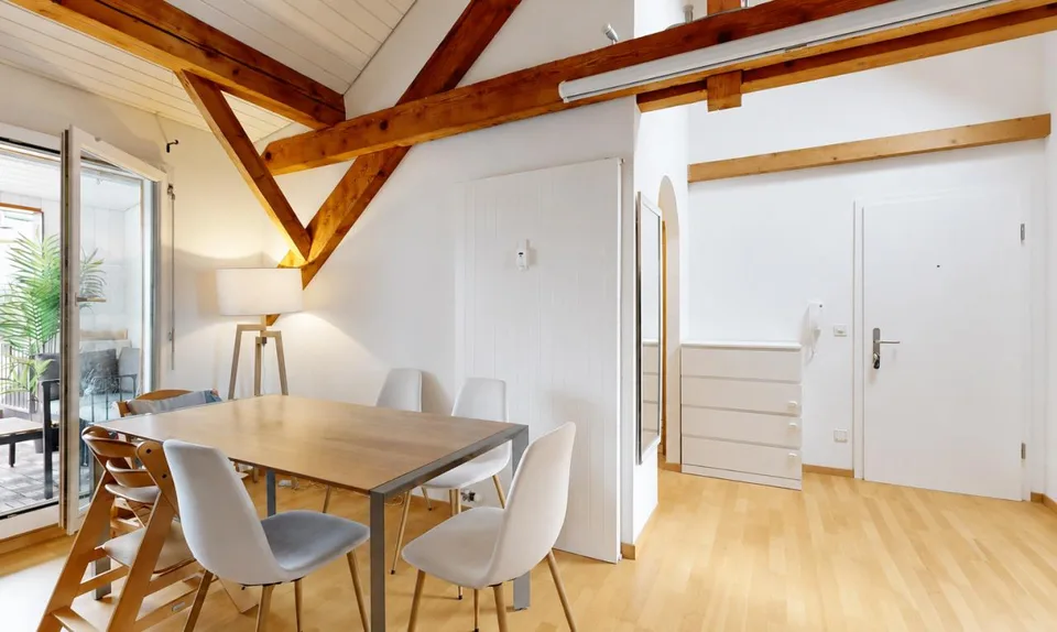 Charmante 3.5-Zimmer-Dachwohnung mit Balkon an ruhiger Lage in Basel