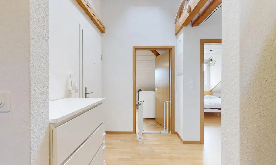 Charmante 3.5-Zimmer-Dachwohnung mit Balkon an ruhiger Lage in Basel