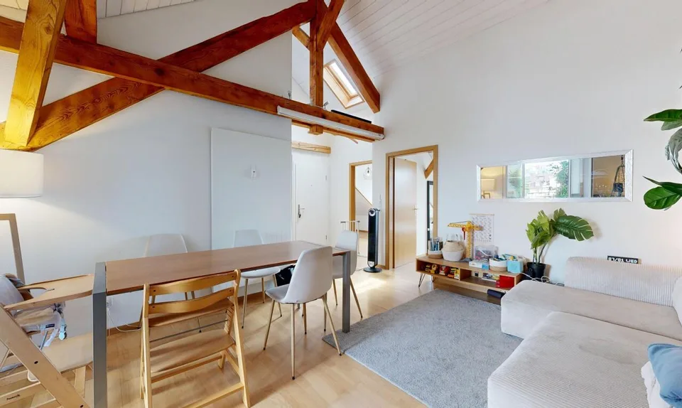 Charmante 3.5-Zimmer-Dachwohnung mit Balkon an ruhiger Lage in Basel