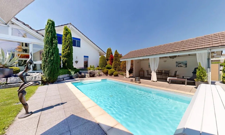 Stilvolles Zuhause mit unverbaubarer Aussicht und Pool – Foto 11 von 20