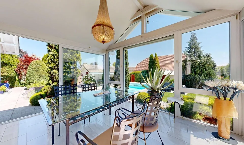 Stilvolles Zuhause mit unverbaubarer Aussicht und Pool – Foto 10 von 20