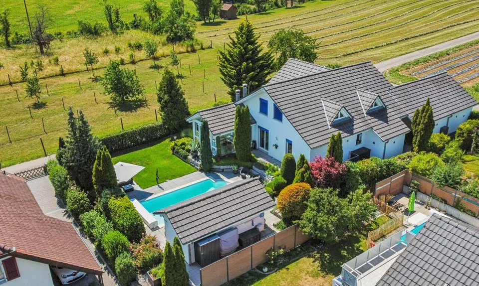Stilvolles Zuhause mit unverbaubarer Aussicht und Pool – Foto 12 von 20