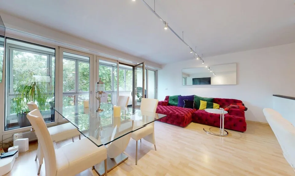Maisonette spaziosa con 2 balconi e garage ad Aesch BL