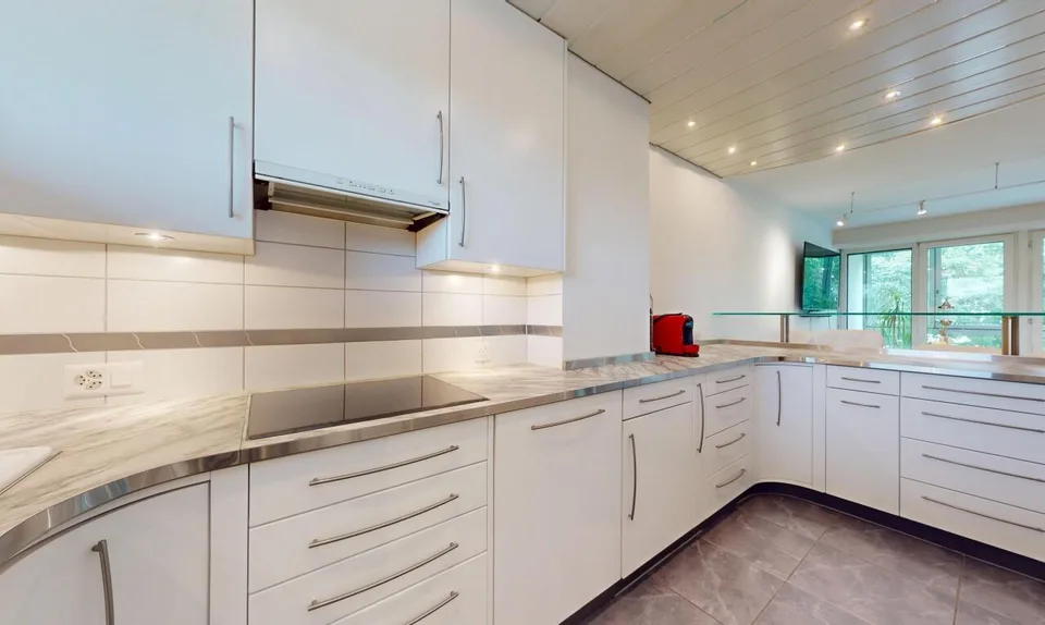 Maisonette spaziosa con 2 balconi e garage ad Aesch BL