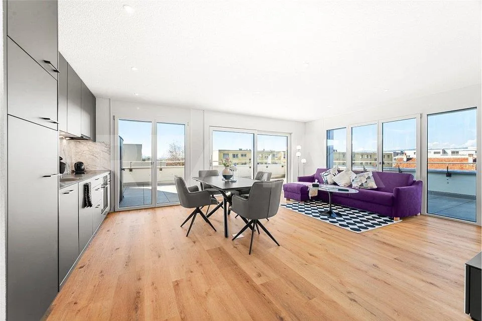 Magnifique attique meublé de 2,5 pièces avec terrasse de 65 m² à Av...