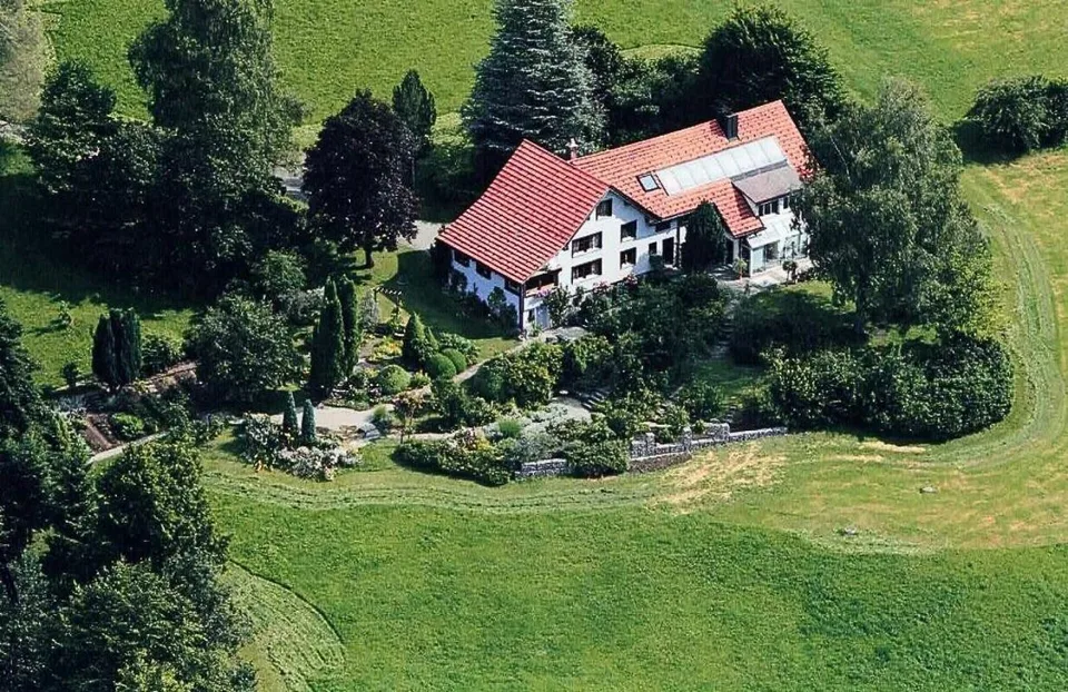 Casa di 2 famiglie con grande giardino e prato