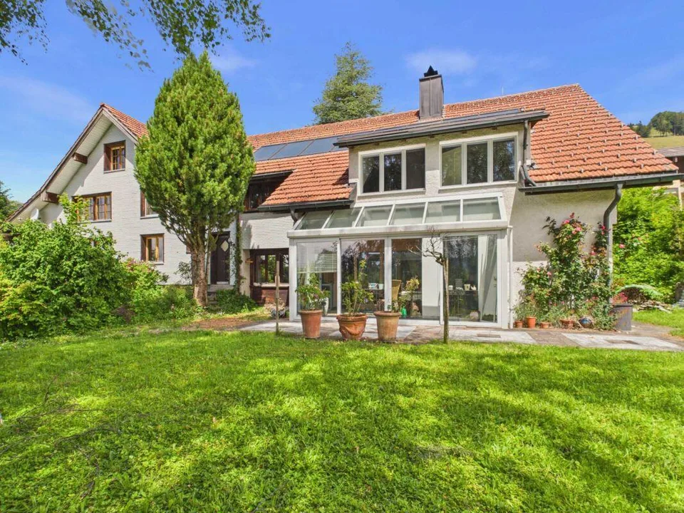 2-Familienhaus mit grosser Gartenanlage und Wiesland