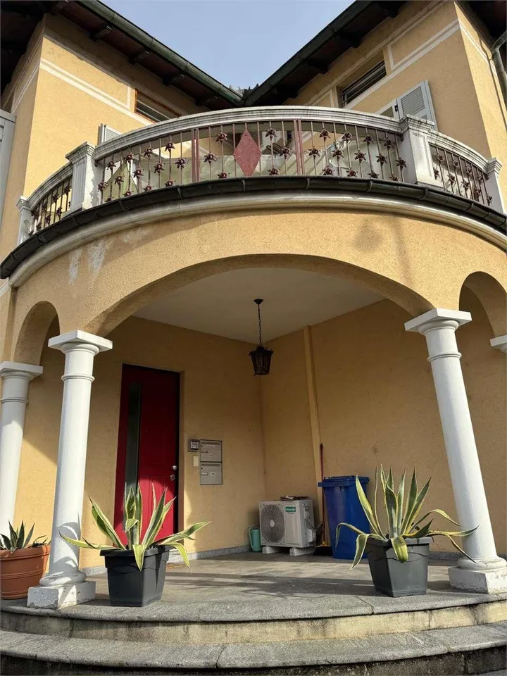 Prestigiosa Villa con giardino a Chiasso vicino al centro città