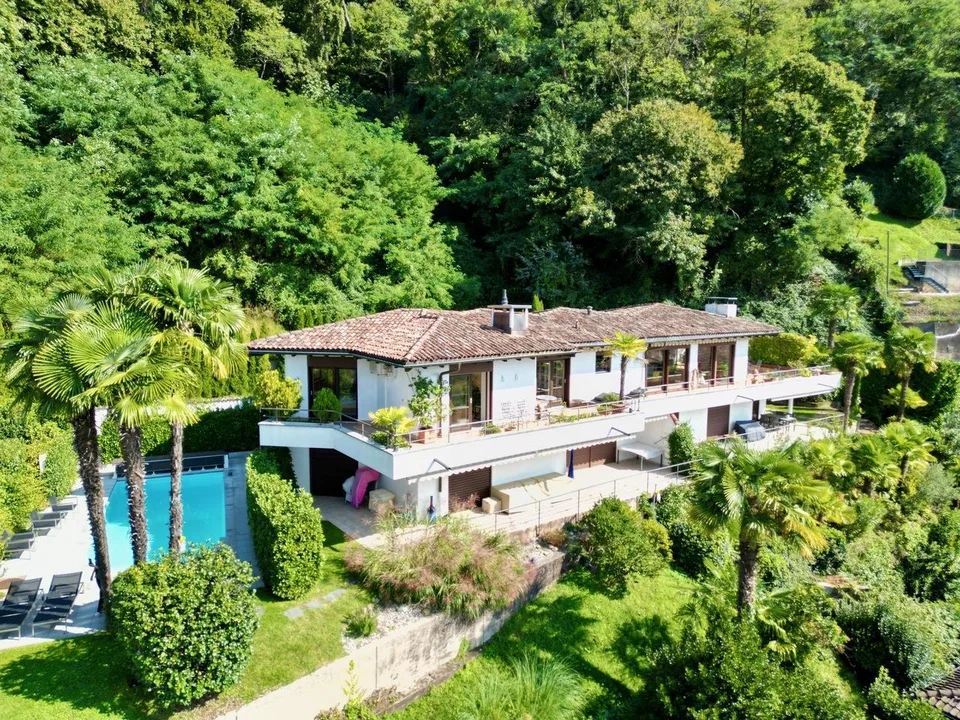 Elegante Attico con Vista Mozzafiato a 180 sul Lago - Casa di Vacanze