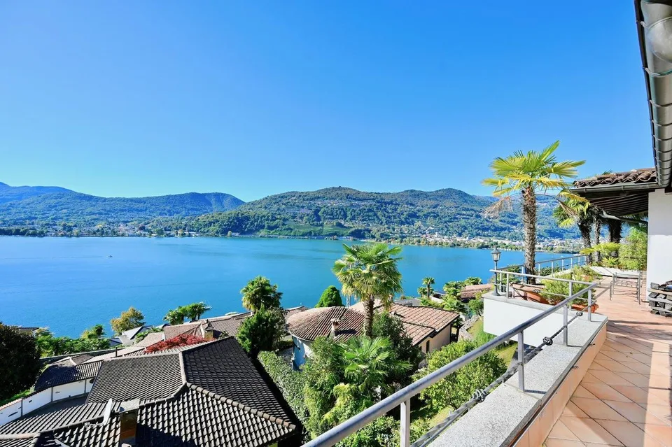 Elegante Attico con Vista Mozzafiato a 180° sul Lago - Casa di Vacanze