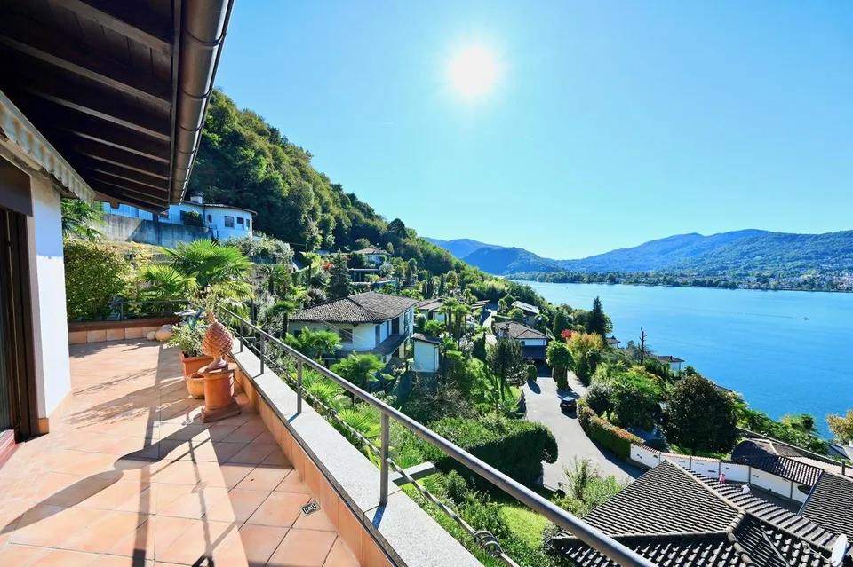 Elegante Attico con Vista Mozzafiato a 180 sul Lago - Casa di Vacanze
