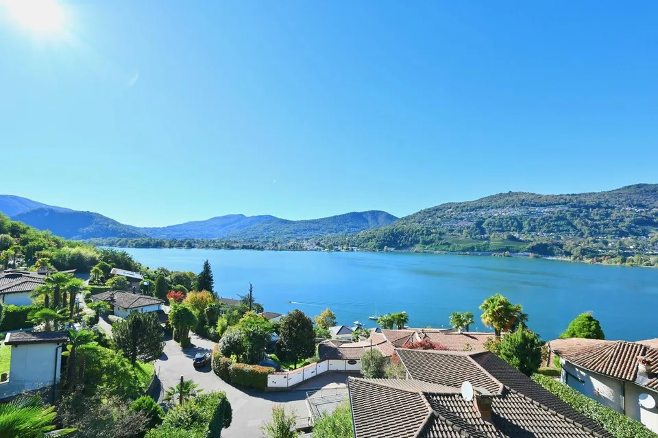 Elegante Attico con Vista Mozzafiato a 180 sul Lago - Casa di Vacanze