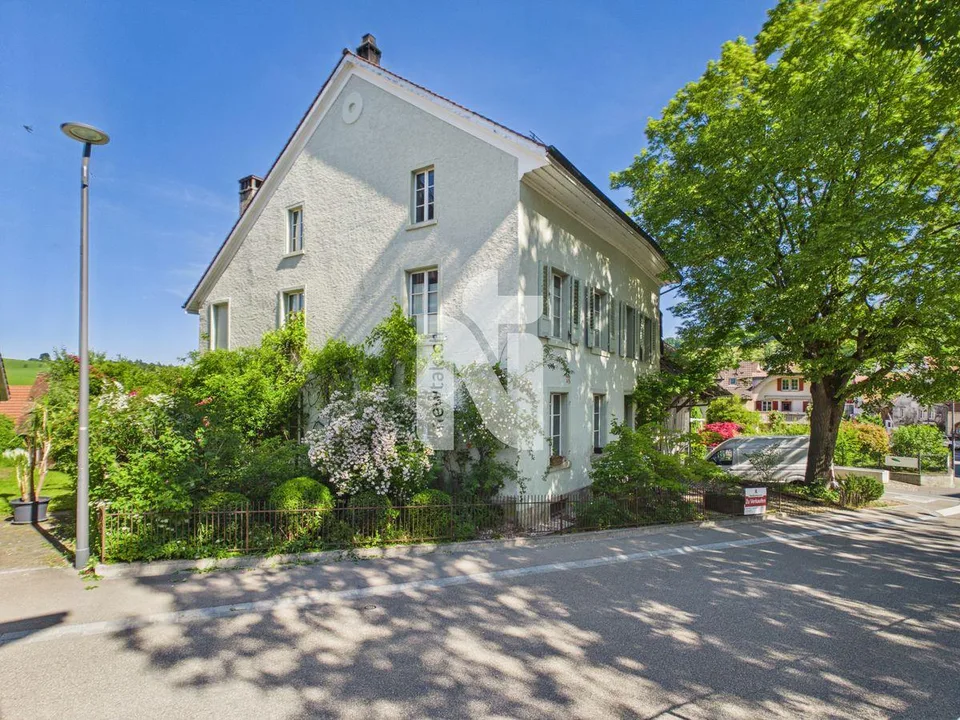 Stilvolles Haus mit Ökonomiegebäude, Atelier, Garten und Carport