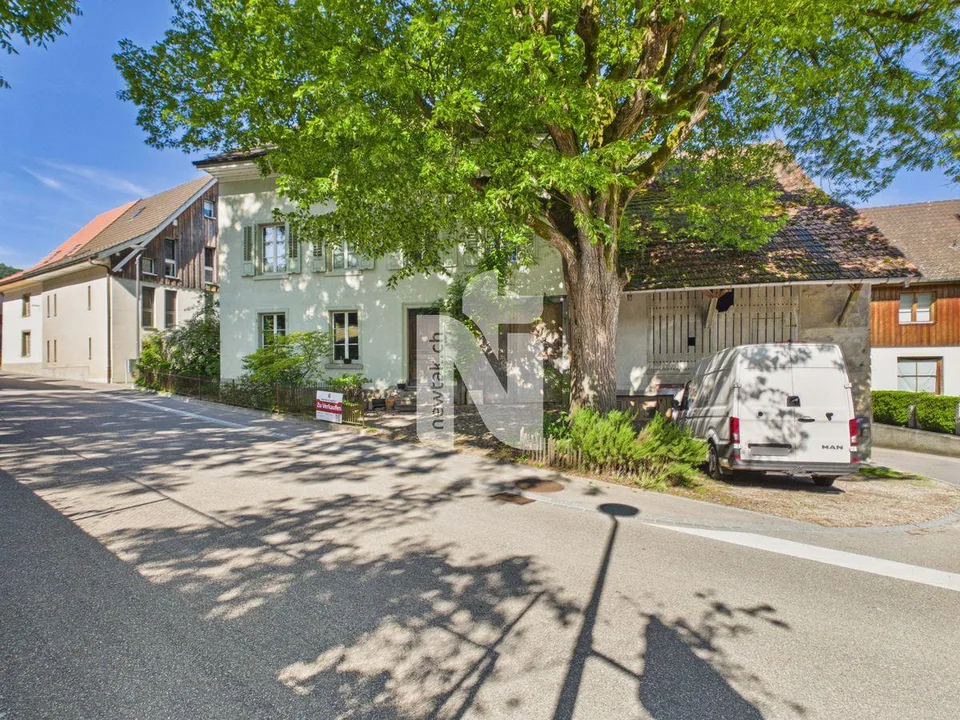 Stilvolles Haus mit Ökonomiegebäude, Atelier, Garten und Carport