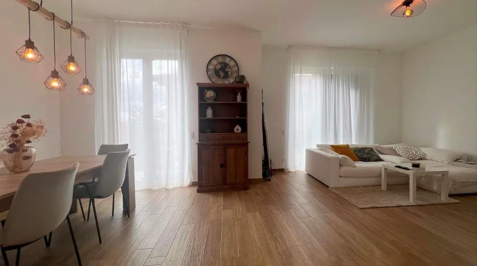 Teil einer Doppelhaushälfte zum Verkauf, 4,5 Zimmer