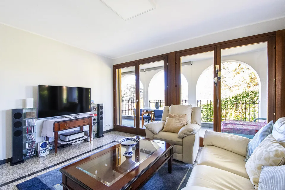 Helle und bequeme Wohnung in ruhiger Lage mit Pool
