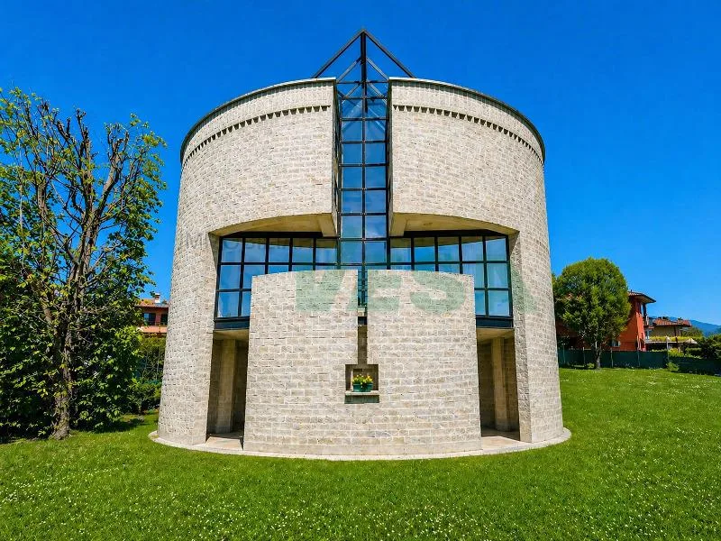 Iconica villa "Casa Rotonda" firmata Mario Botta con bel giardino