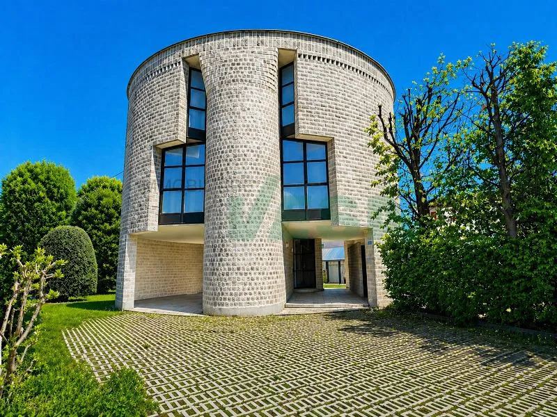 Iconica villa "Casa Rotonda" firmata Mario Botta con bel giardino