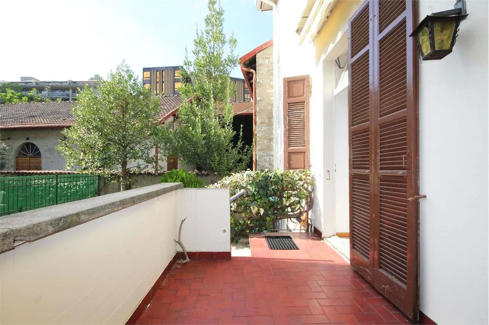 Chiasso: casa d'epoca con giardino e due parcheggi in centro