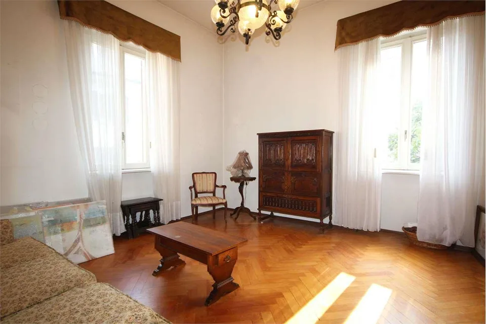 Chiasso: casa d'epoca con giardino e due parcheggi in centro