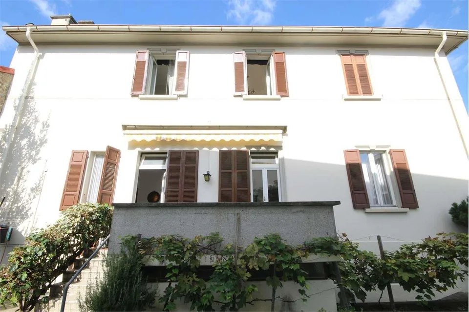 Chiasso: casa d'epoca con giardino e due parcheggi in centro