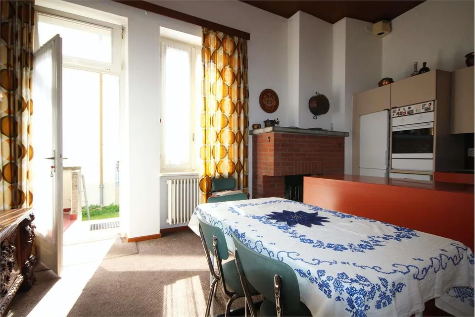 Chiasso: casa d'epoca con giardino e due parcheggi in centro