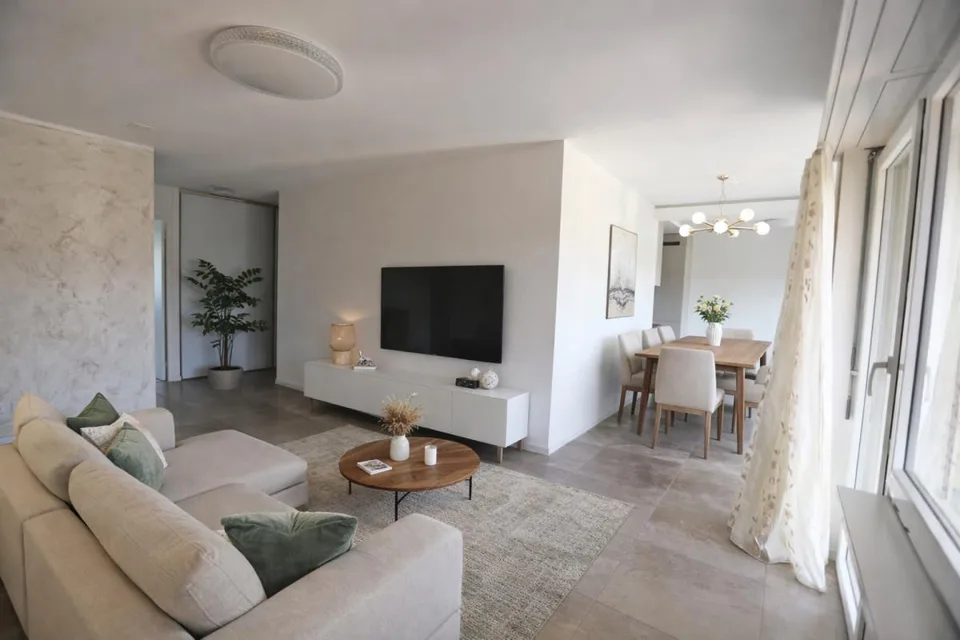 Geräumige und elegant gestaltete Wohnung in ruhiger und dennoch zen...