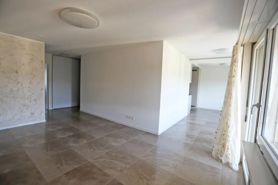Geräumige und elegant gestaltete Wohnung in ruhiger und dennoch zen...