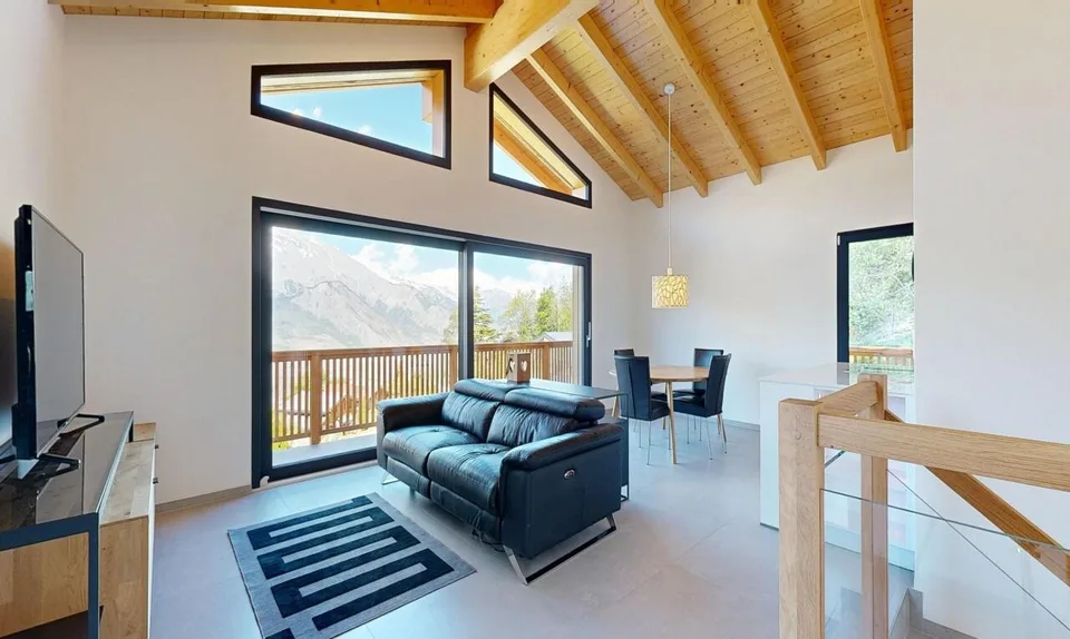 Exklusiv: Einzelchalet von 2024 in den Höhen von Saxon