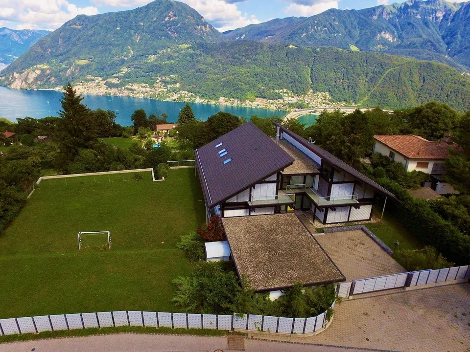 Moderna Villa HUF HAUS con con Vista Panoramica sul Lago di Lugano