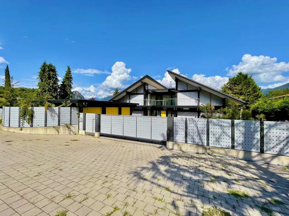 Moderna Villa HUF HAUS con con Vista Panoramica sul Lago di Lugano