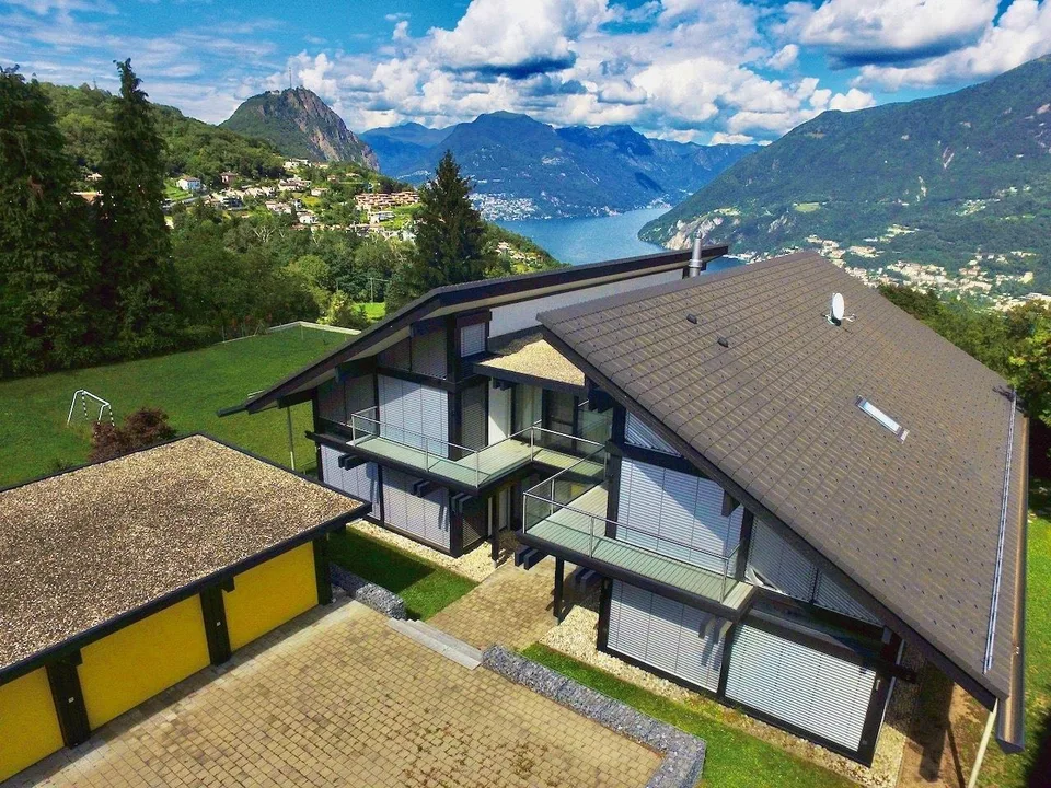 Moderna Villa HUF HAUS con con Vista Panoramica sul Lago di Lugano