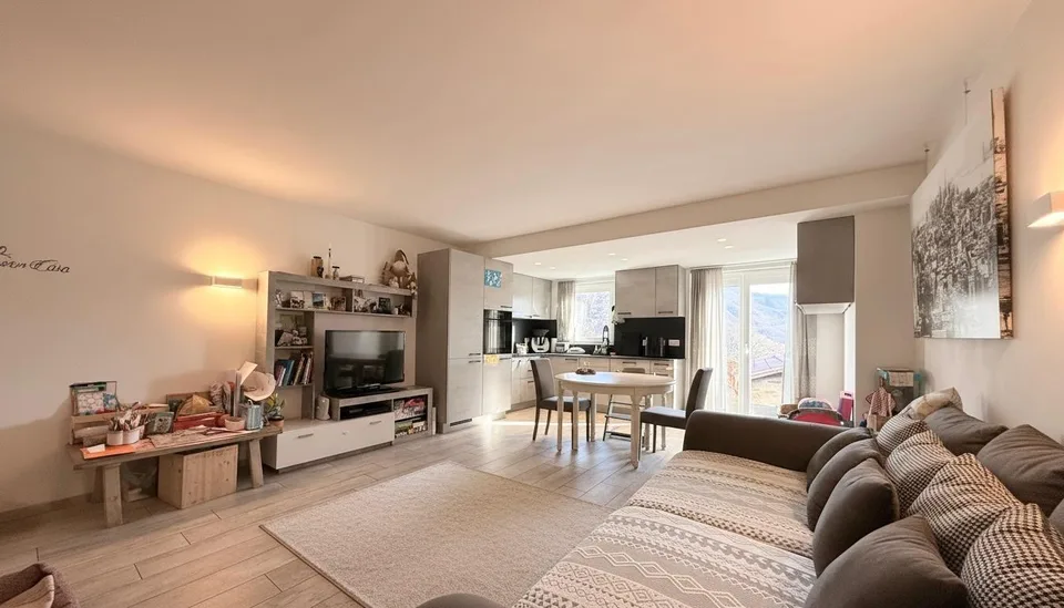 Casa a schiera ristrutturata di 3.5 locali con camino, balcone e pa...