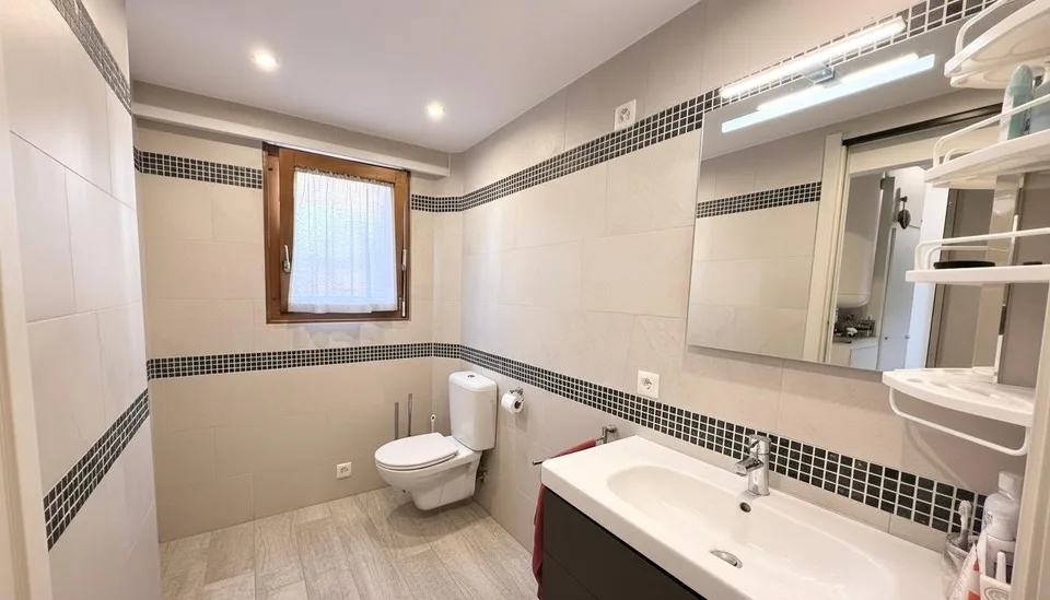 Casa a schiera ristrutturata di 3.5 locali con camino, balcone e pa...
