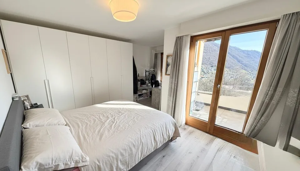 Casa a schiera ristrutturata di 3.5 locali con camino, balcone e pa...