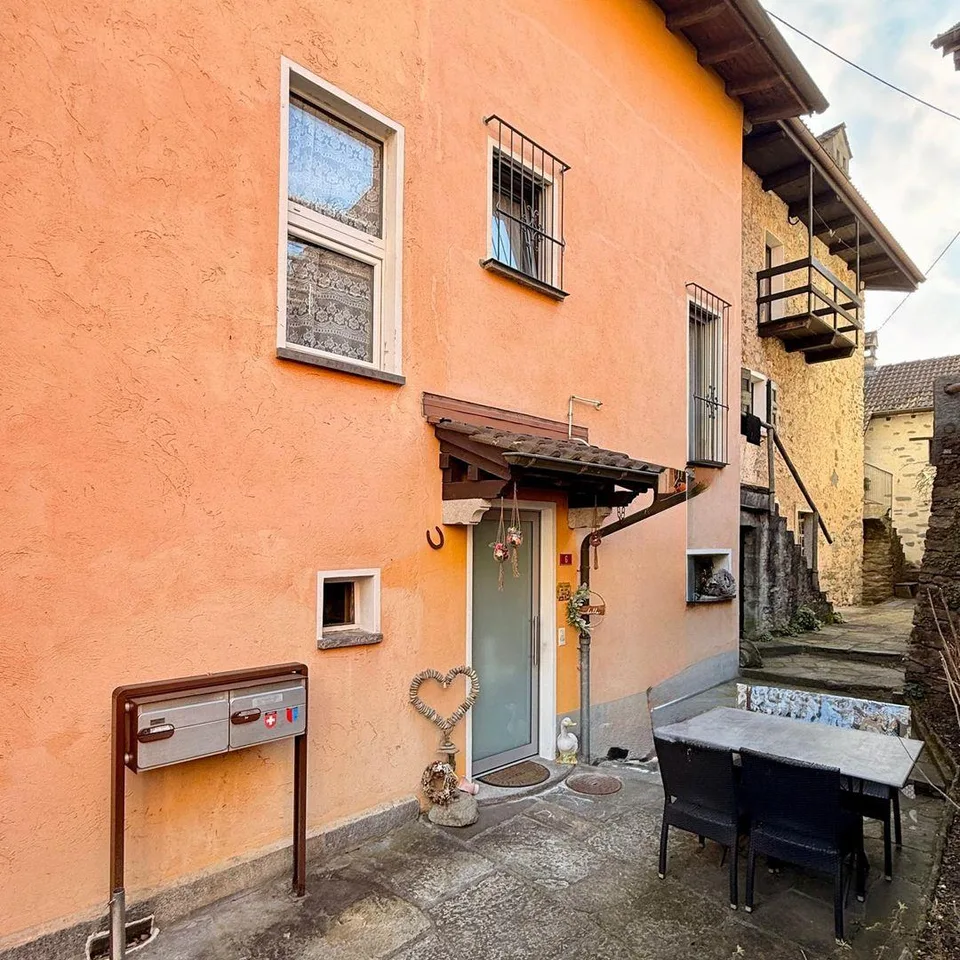 Casa a schiera ristrutturata di 3.5 locali con camino, balcone e pa... – Foto 9 von 11