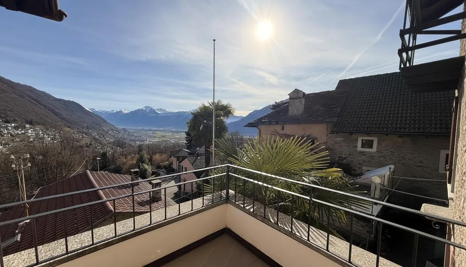 Casa a schiera ristrutturata di 3.5 locali con camino, balcone e pa...