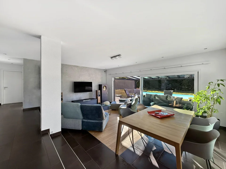 Villa contemporanea con piscina a Fully!