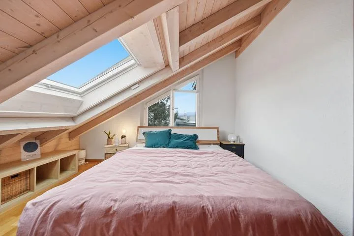 ROOFTOP BAAR - ÉLÉGANT APPARTEMENT MANSARDÉ DE 4.5 PIÈCES