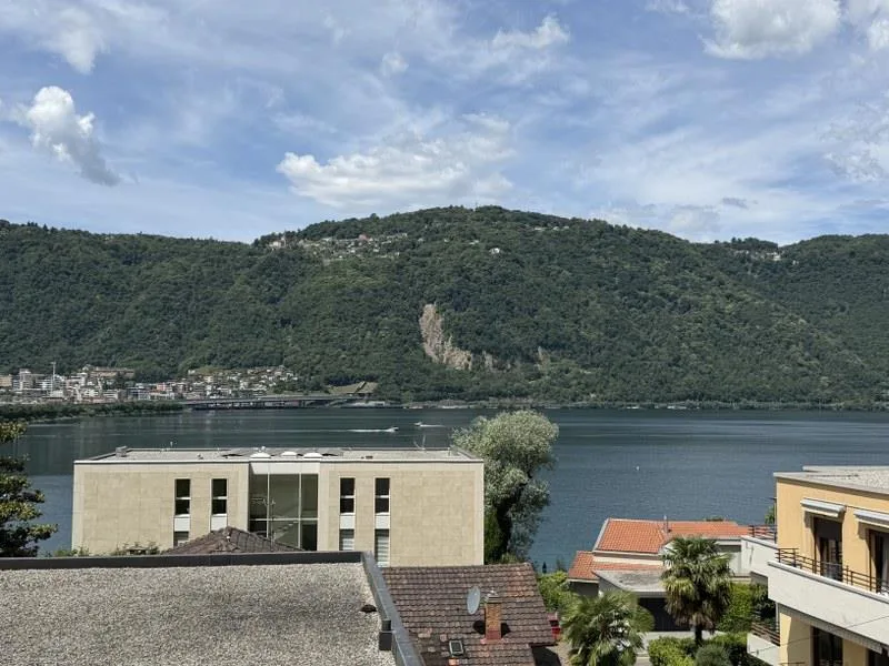Einfamilienhaus mit 6.5 Zimmern und panoramischem Seeblick
