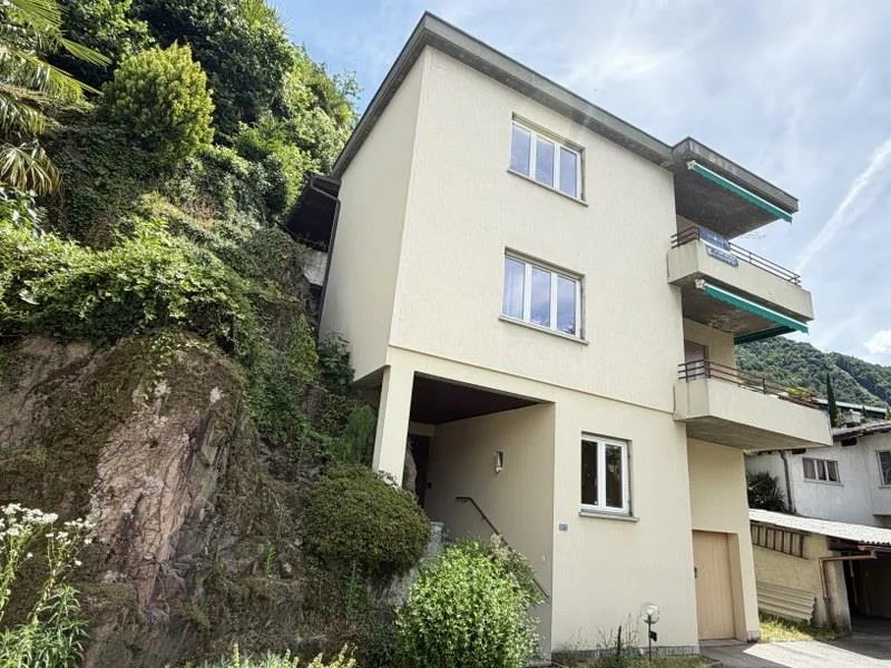 CASA UNIFAMILIARE DI 6.5 LOCALI CON VISTA LAGO PANORAMICA